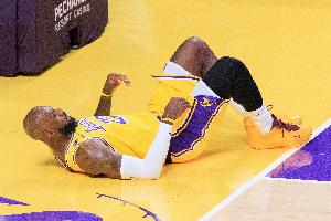 雷迪克:在詹姆斯生涯这个阶段 能不能打都得比赛日当天才能判断