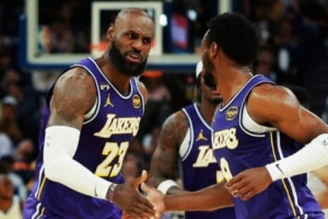 与布朗尼互送助攻&再创NBA历史纪录！詹姆斯INS转发相关动态