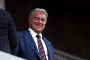 世体：在欧冠负于马竞后，拉波尔塔亲临训练基地为球队加油鼓劲