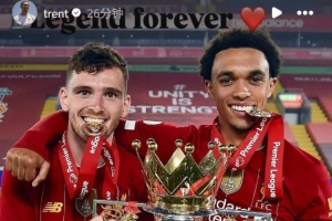 红军双翼!阿诺德社媒晒同罗伯逊捧起英超奖杯合照:永远的传奇