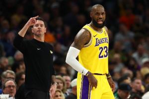 雷迪克：从早上开会到晚上比赛 全天都能感受到詹姆斯的领导力