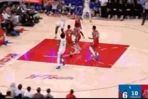 你学艾顿？卡佩拉冲击篮筐 面对空篮但上丢了