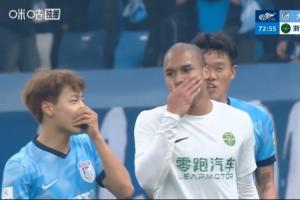 捂嘴说话!第73分钟,瓜里拉帕和毛伟杰冲突,事后两人捂着嘴交流