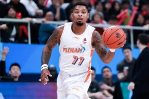 真是挡不住!皮特森首节9分钟 各种不讲理三分轰下15分3助2断