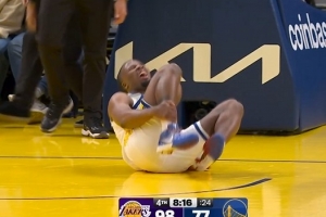 望无大碍！克赖尔出手后落地踩到对手出现崴脚 勇士被迫叫停