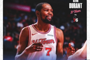 轰下全场最高29分外加7板5助！火箭晒杜兰特数据海报 KD面带笑意