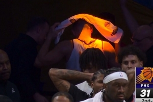 有点受伤！格雷森·阿伦强攻打进加罚 但对抗后坚持不住&回更衣室