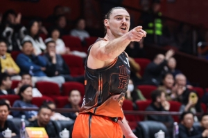 斯蒂尔：对浙江的三分球防守出现了很大问题 希望全队认真总结