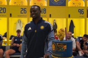 C罗等队友鼓掌祝贺马内34岁生日，后者打趣：感谢为我过29岁生日