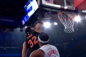 独闯龙潭！唐斯碾压珀尔特尔杀入3人包围圈 单臂隔扣气吞山河