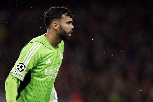 拉亚战伯恩茅斯共38次接到回传球，他的传球次数球队阵中第2多