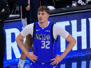 状元郎！弗拉格对飙文班 半场16中10砍下25分 三分6中3