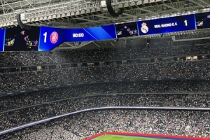 记者：伯纳乌球迷对比赛判罚不满，现场高喊“足协腐败”