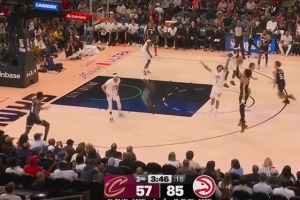 彻底花了！杰伦·约翰逊三分球再中 老鹰领先骑士31分