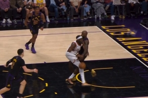 看得真准！詹姆斯切掉马威皮球被吹犯规 雷迪克果断挑战取得成功