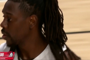 老辣！朱·霍勒迪假动作点飞防守 中投打进还要加罚