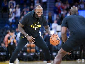 詹姆斯荣誉等身：历史得分第1 助攻第4 抢断第6 出场第1总胜场第1