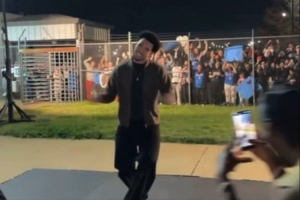 社交恐怖分子！雷霆全队回俄城受球迷惯例欢迎 麦凯恩激情热舞