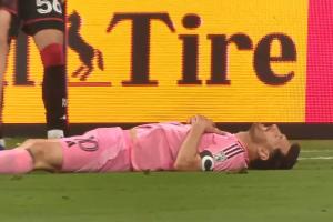 梅西小禁区前扣过对手，兜射中柱后躺在地上叹息