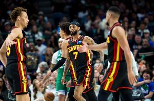 鹈鹕球迷破防：老鹰首发3个鹈鹕旧将 他们进季后赛 我们还欠2个签