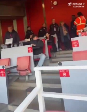 不敢走了伯恩茅斯分析师被要求留在座位上，因为疯狂庆祝进球