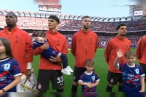 意天空：一名小球童被圣西罗气氛吓坏，巴尔泰萨吉抱着她表示安慰