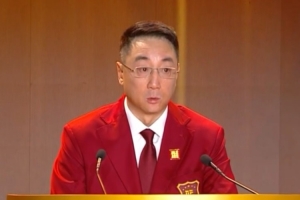 王非谈赴美深造经历：头发长也舍不得剪 美国理发太贵 还要小费