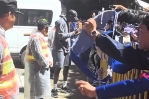 实力宠粉!申花新外援盖伊赛场外给球迷签名,5场贡献2球1助攻