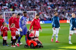 记者：B费圣诞节给每个曼联员工过节费 能花一小时指导小将任意球