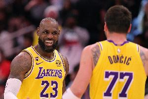 生涯每个赛季都能达成场均20+5+5的球员：詹姆斯、东契奇