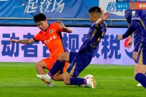 津门虎十人应战！黄嘉辉蹬到金永浩小腿，VAR介入后黄牌改直红