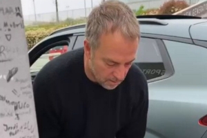 暖心！弗里克在巴萨基地门口下车，为坐轮椅的球迷签名