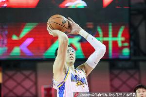 直接对位！周琦半场7分5板1助1帽VS王哲林10分10板2助&6前场板