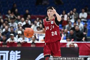 突然爆发！李悦洲第三节9中6轰下15分2助攻 轰进节末压哨三分球