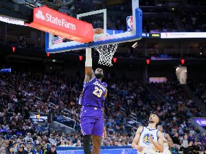 加内特:詹姆斯季后赛会提升层次 他还能在别人头上扣篮