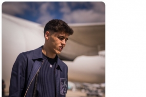 红牌停赛，巴萨官推晒库巴西随队出征马竞照片：永远与球队在一起