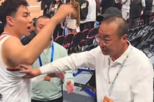 李添荣想和球迷击掌遭拦截！解说：球员是联盟的资产 球迷是财富