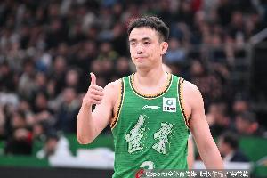 能攻能传！赵继伟半场3中2拿到10分5助攻