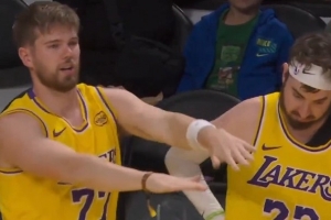 攒劲的节目！湖人主场观众席惊现山寨版东契奇&蒂米 假东子秀热舞