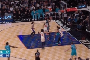 丝滑终结！小桥顺下接鲍尔传球迎着防守转身完成上篮