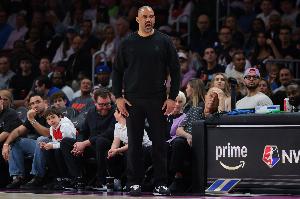 乌度卡：詹姆斯肩负重任 显然我们会派不同的人去防守和限制他