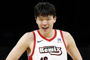 解说:除了身体方面 杨瀚森新秀赛季后对篮球的认知也提升了