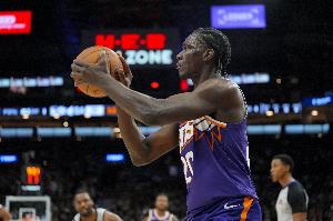 布克：弗莱明身材像已经打了10年NBA一样 他的防守本能很棒