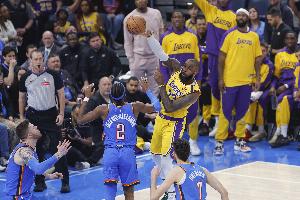 詹姆斯:雷霆是头号热门 但后面的马刺&掘金&湖人&绿军都不容小觑