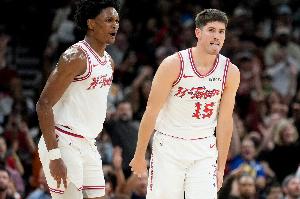 斯通：谢泼德打出远超预期的表现 他和阿门都还有很长的成长之路