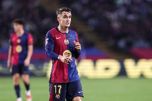 每体:亚马尔打趣卡萨多头发少,建议他可以在球场草坪就地取材