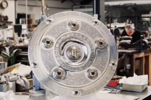 官方：新赛季德甲冠军奖盘增加了更大的圆环，以便刻下更多冠军名