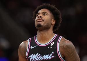 反超比分！维金斯冲抢前场篮板后分球 戴维恩·米切尔三分飚进