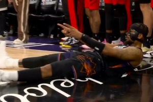 战术很秀!布克突分古德温 后者溜底线上反篮2+0反超比分