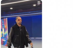 精神领袖!巴萨官推晒拉菲尼亚随队出征视频:很高兴见到你!